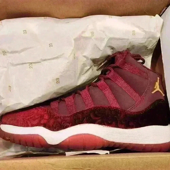 Jordan 11 Retro GG Heiress Velvet 2016 Grade School Size 4Y 852265-65 - Picture 10 of 11